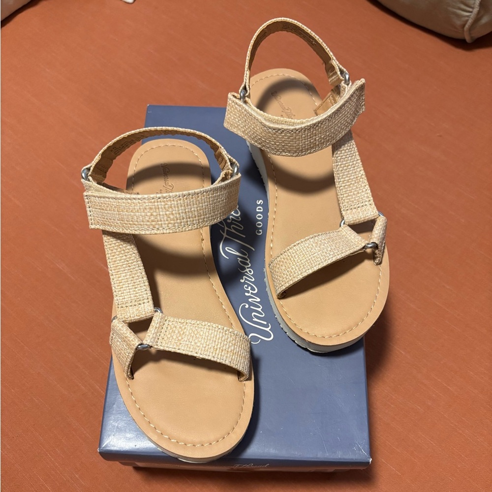 Universal Thread Women's Cream Sandals